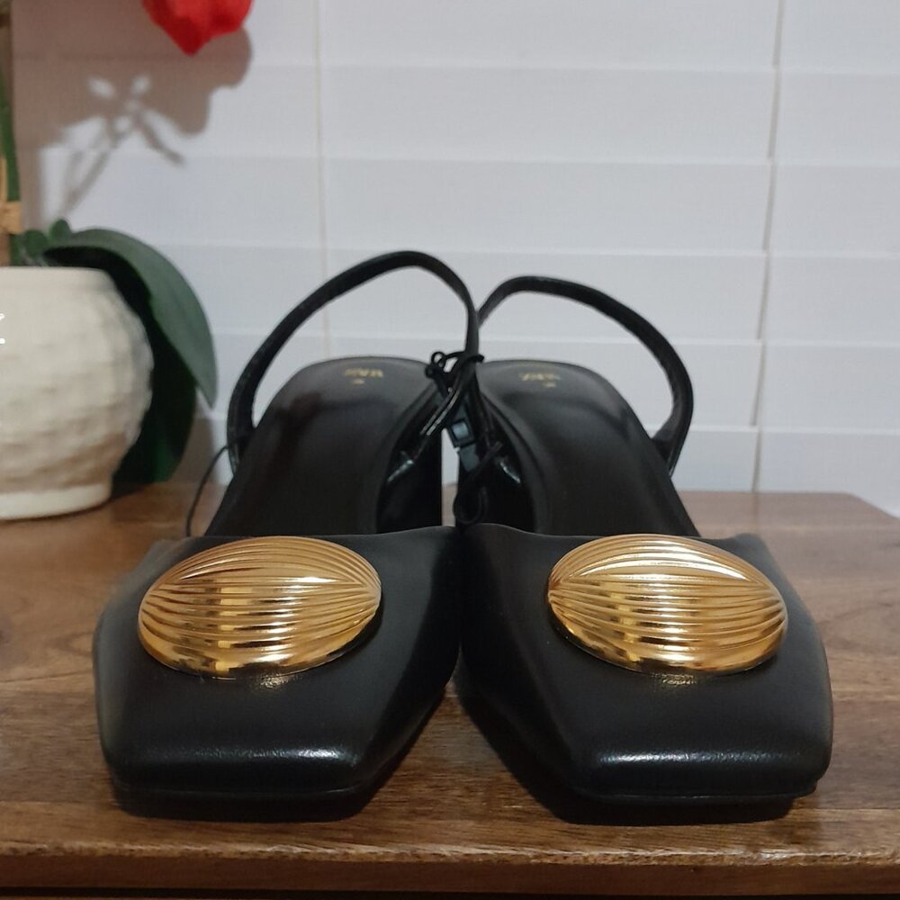 NWT (SMALL SPOT)ZARA Black Leather Large Gold Medallion Slingback Mule sz 38 (8) - Picture 4 of 8